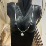 Collar de cuentas y concha central