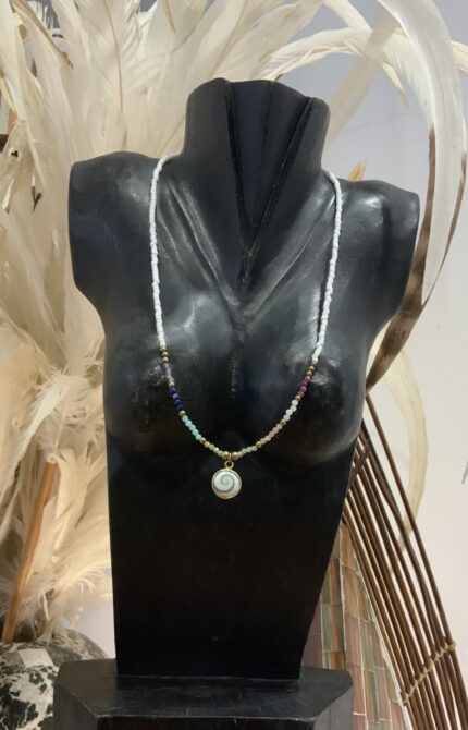 Collar de cuentas y concha central