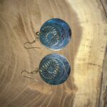 Pendientes esmeralda colgantes de metal con círculos de 3 tamaños y detalles grabados