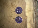 Pendientes viola colgantes de metal con círculos de 3 tamaños y detalles grabados