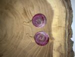 Pendientes fucsia colgantes de metal con círculos de 3 tamaños y detalles grabados