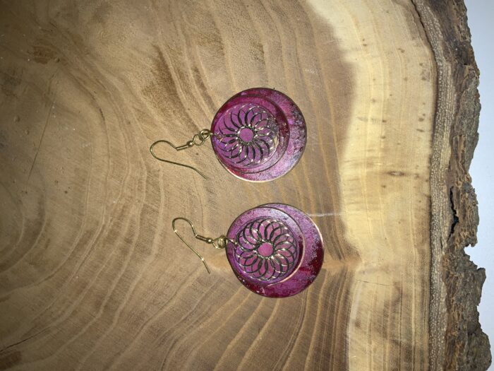 Pendientes fucsia colgantes de metal con círculos de 3 tamaños y detalles grabados