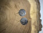 Pendientes gris colgantes de metal con círculos de 3 tamaños y detalles grabados