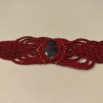 Pulsera de Macramé - Roja con Piedra Central negra