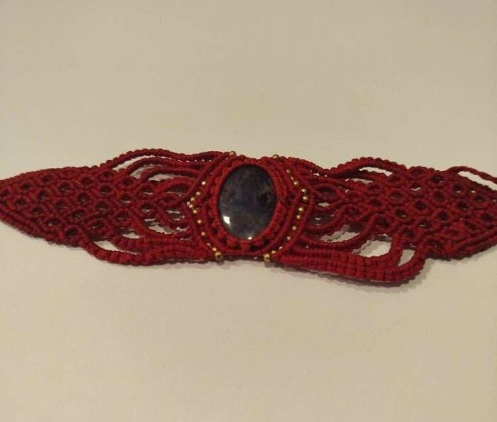 Pulsera de Macramé - Roja con Piedra Central negra