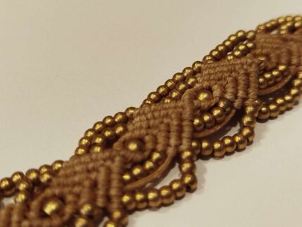 Pulsera de Macramé Beige con Perlas Doradas