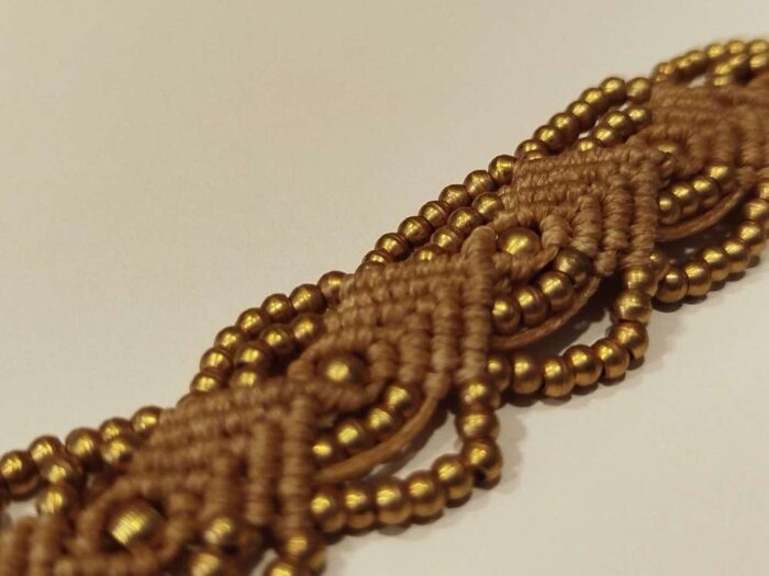 Pulsera de Macramé Beige con Perlas Doradas