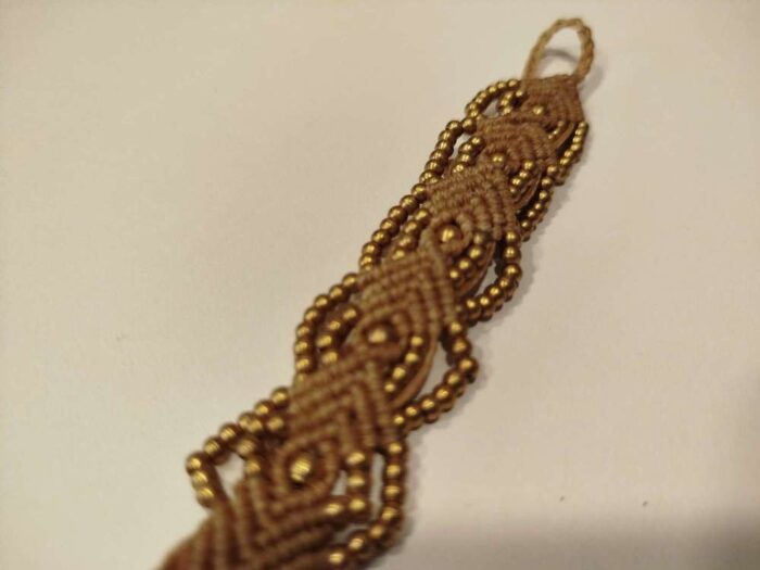 Pulsera de Macramé Beige con Perlas Doradas