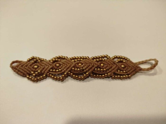 Pulsera de Macramé Beige con Perlas Doradas