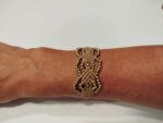 Pulsera de Macramé Beige con Perlas Doradas