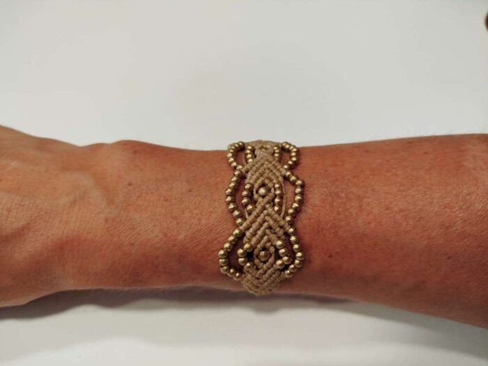 Pulsera de Macramé Beige con Perlas Doradas