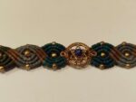 Pulsera de Macramé con Adorno y Piedra Azul Oscuro