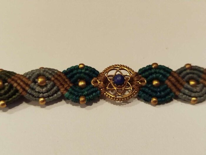 Pulsera de Macramé con Adorno y Piedra Azul Oscuro