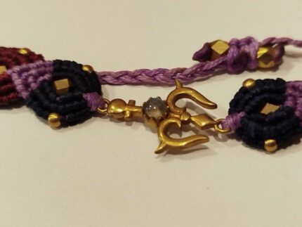 Pulsera de Macramé con OM y Piedra Blanca