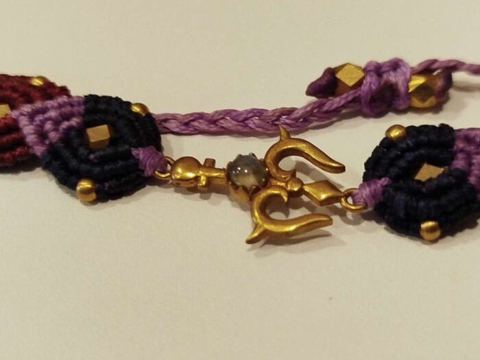 Pulsera de Macramé con OM y Piedra Blanca