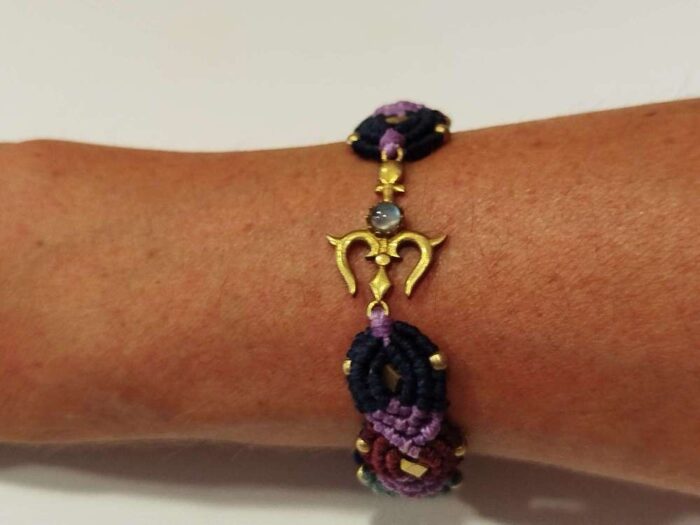 Pulsera de Macramé con OM y Piedra Blanca