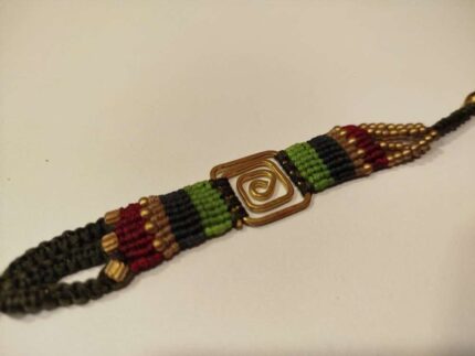 Pulsera de Macramé con Espiral Dorada