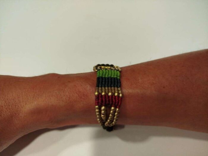 Pulsera de Macramé con Espiral Dorada