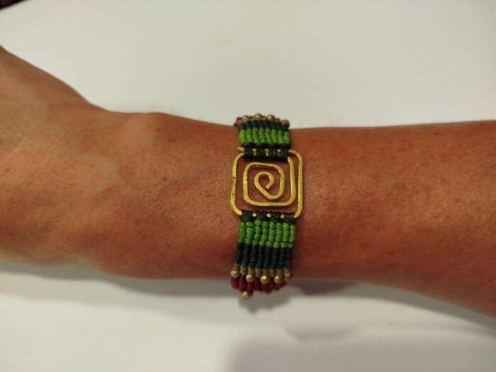 Pulsera de Macramé con Espiral Dorada