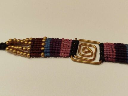 Pulsera de Macramé con Espiral Dorada