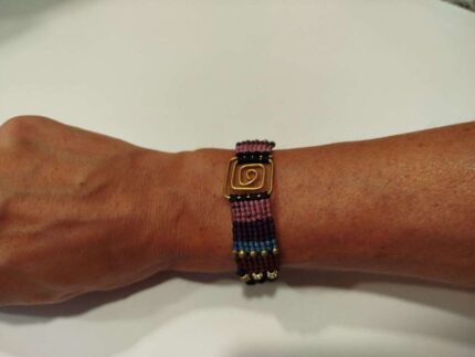Pulsera de Macramé con Espiral Dorada