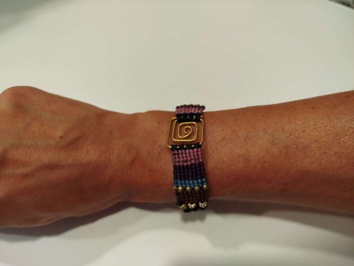 Pulsera de Macramé con Espiral Dorada