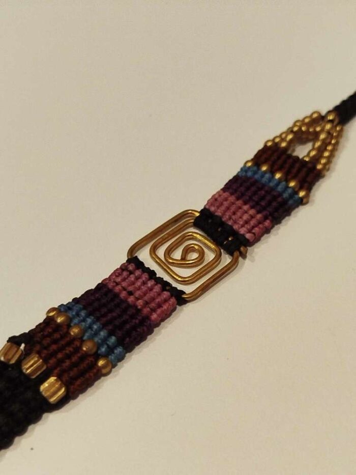 Pulsera de Macramé con Espiral Dorada