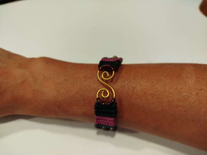 Pulsera de Macramé con Doble Espiral Dorada