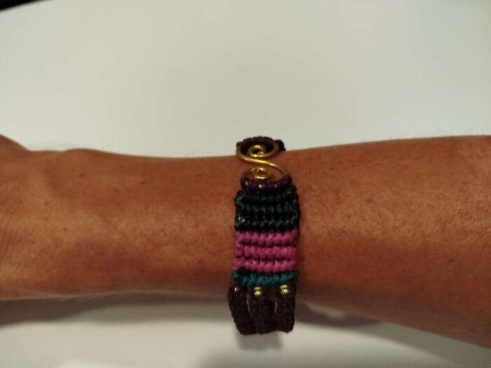 Pulsera de Macramé con Doble Espiral Dorada