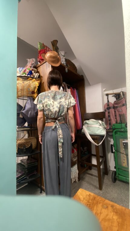 Crop top boho India espalda reverso puesto