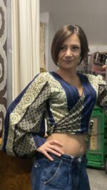 Top escalda corazón boho India detalle frente crop