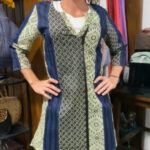 Blusa boho artesanal India frente azul puesta