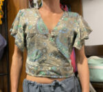 Crop top boho India detalle manga corta mariposa