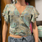 Crop top boho India detalle manga corta mariposa
