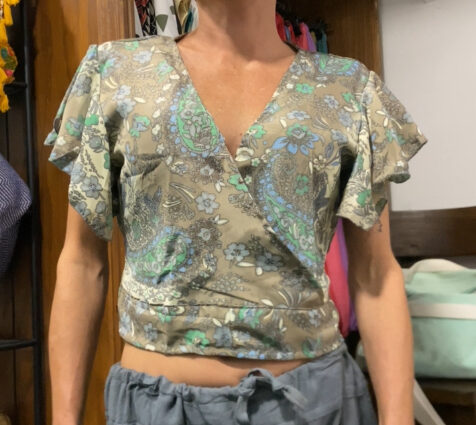 Crop top boho India detalle manga corta mariposa