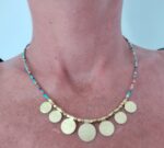 Collar Cuentas y colgantes medallas