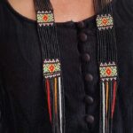 Collar bordado a mano con perlas