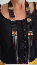 Collar bordado a mano con perlas