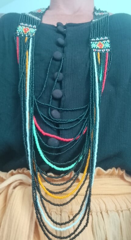 Collar bordado a mano con perlas