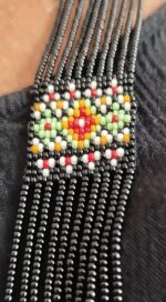 Collar bordado a mano con perlas