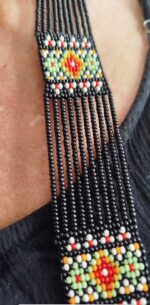 Collar bordado a mano con perlas
