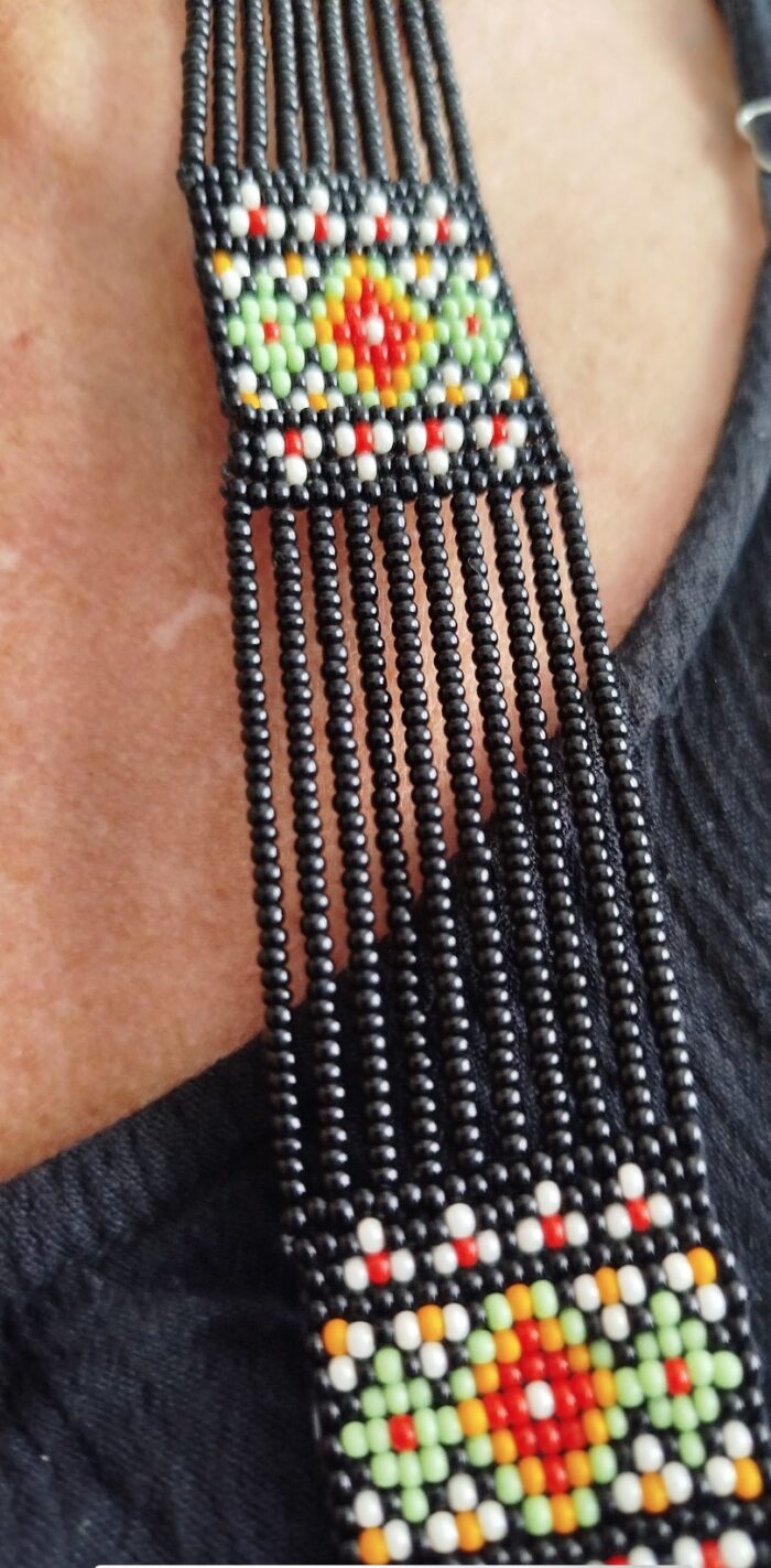 Collar bordado a mano con perlas