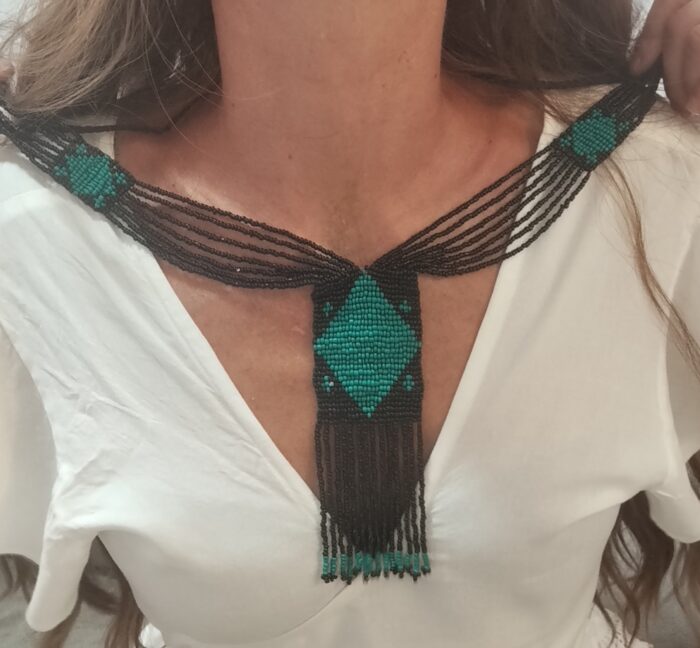Collar bordado a mano de cuentas - Nera Turquesa