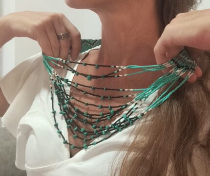 Collar corto bordado a mano - Nera y Turquesa