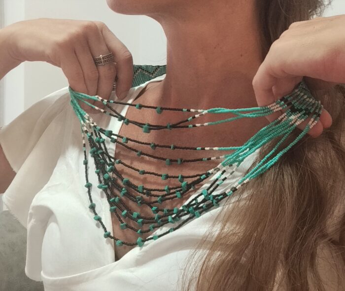 Collar corto bordado a mano - Nera y Turquesa