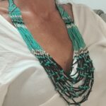Collar corto bordado a mano - Nera y Turquesa