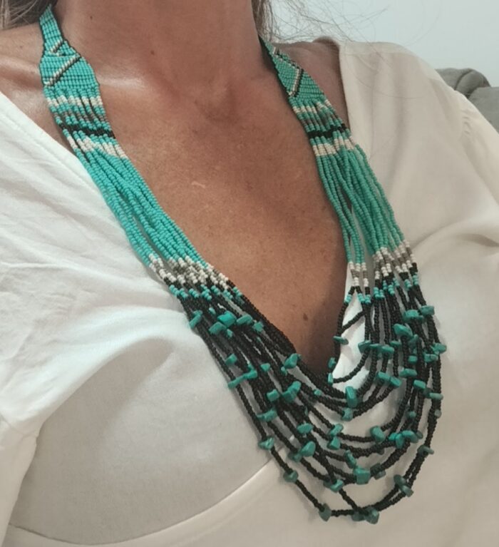 Collar corto bordado a mano - Nera y Turquesa