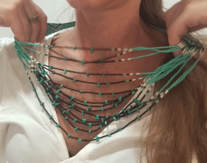 Collar corto bordado a mano - Nera y Turquesa