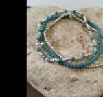Pulsera Elástica Tres Filas de Cuentas