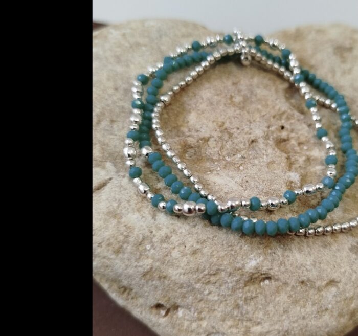 Pulsera Elástica Tres Filas de Cuentas